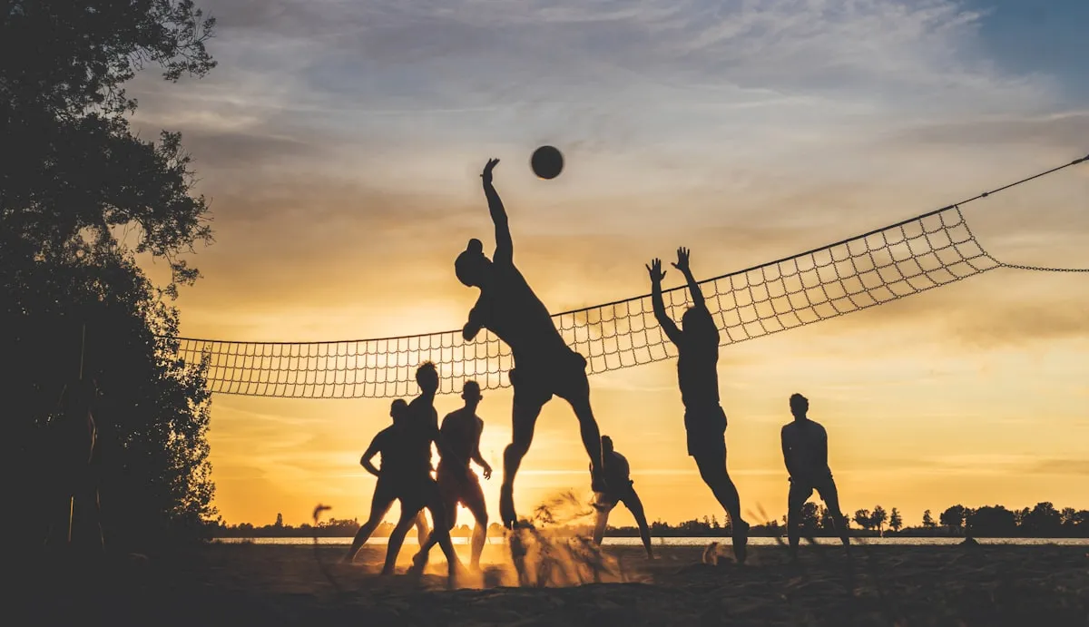 Atleta sacando vôlei de praia