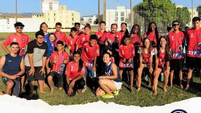 Crianças jogando vôlei de praia no Festival de Inverno do CEVP